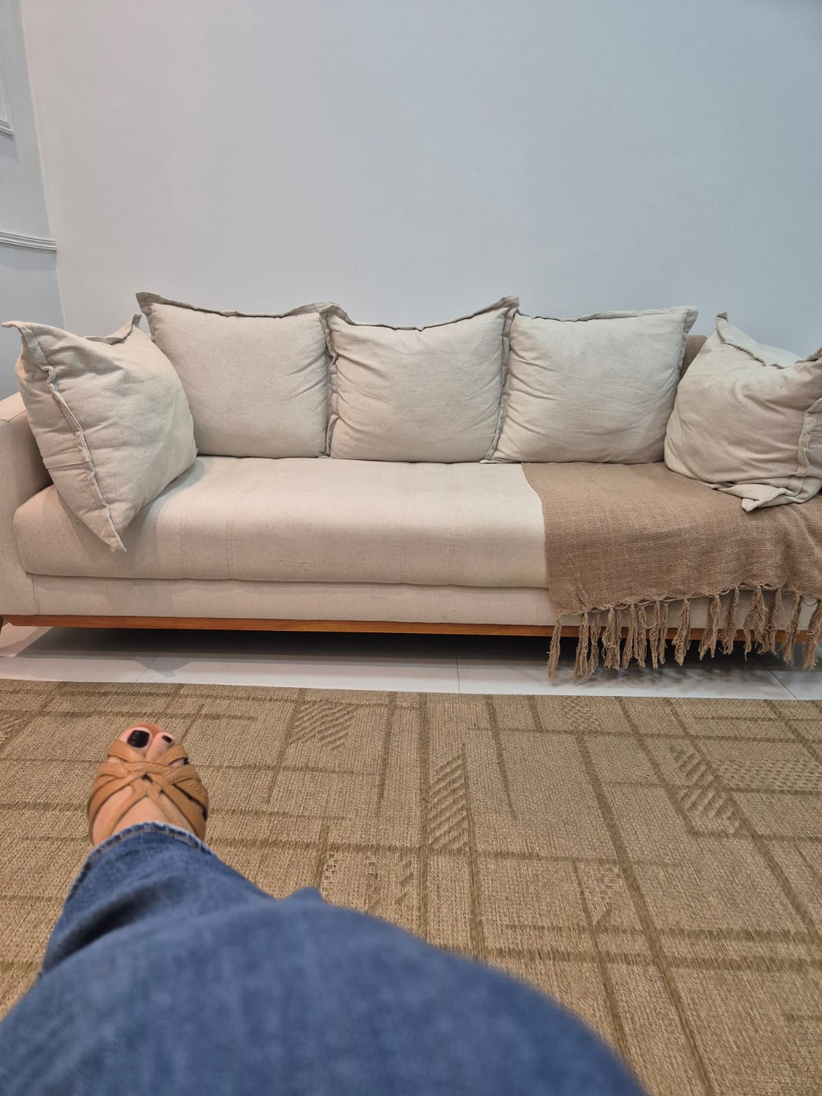 Sofá de linho na sala de espera do consultório